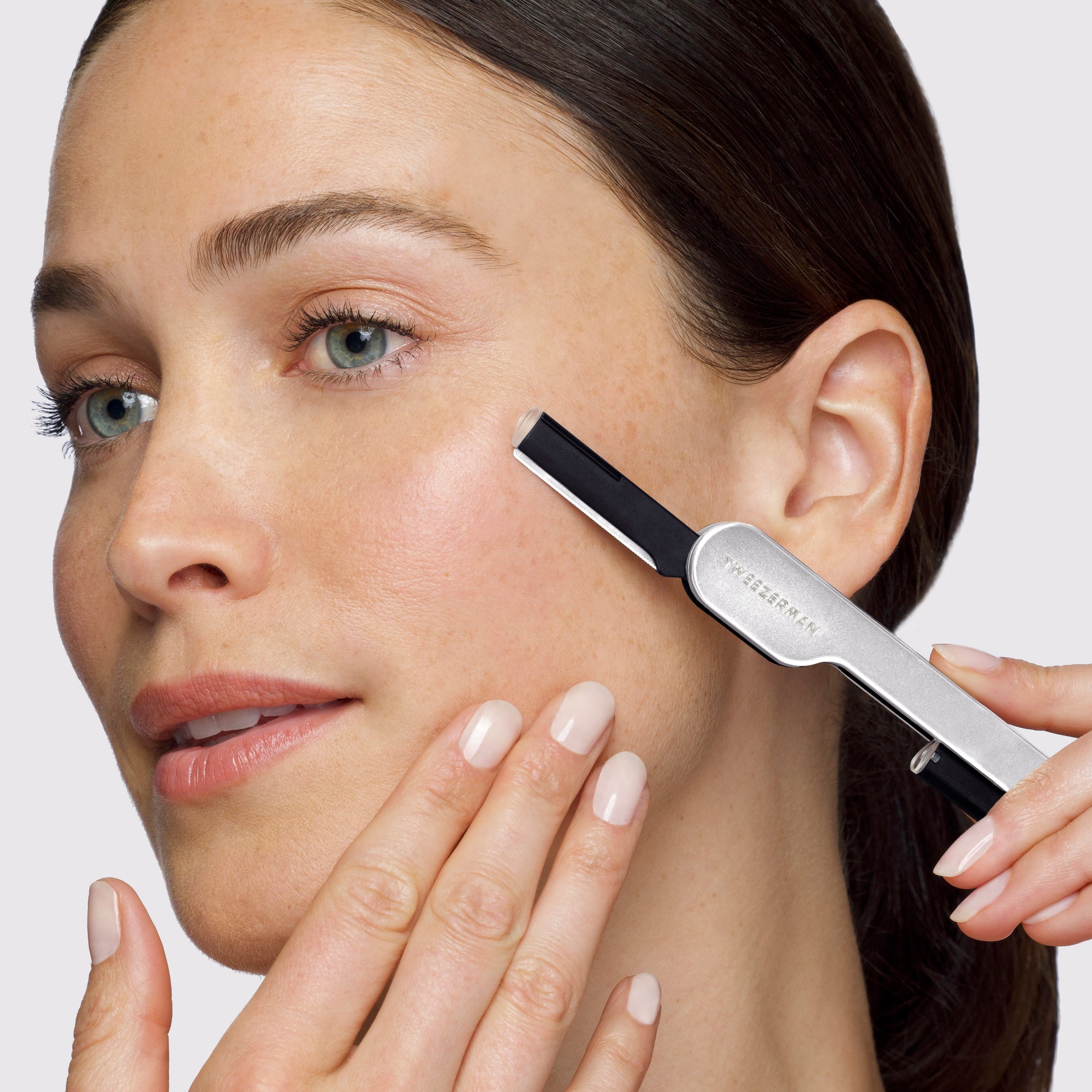 Model using Brow &amp; Facial Grooming Set&#39;s Adjustable Facial Razor