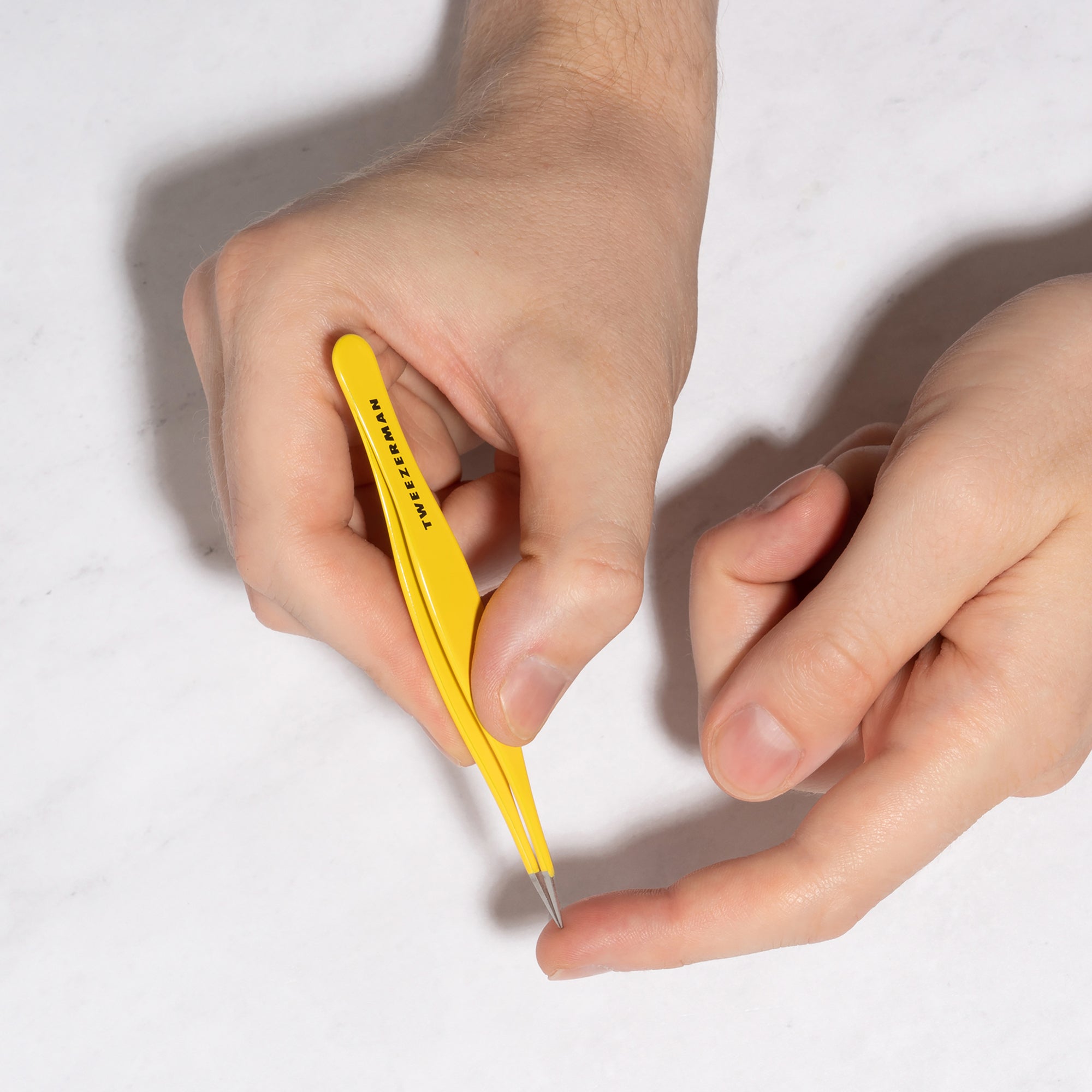 Model using first aid splintertweeze