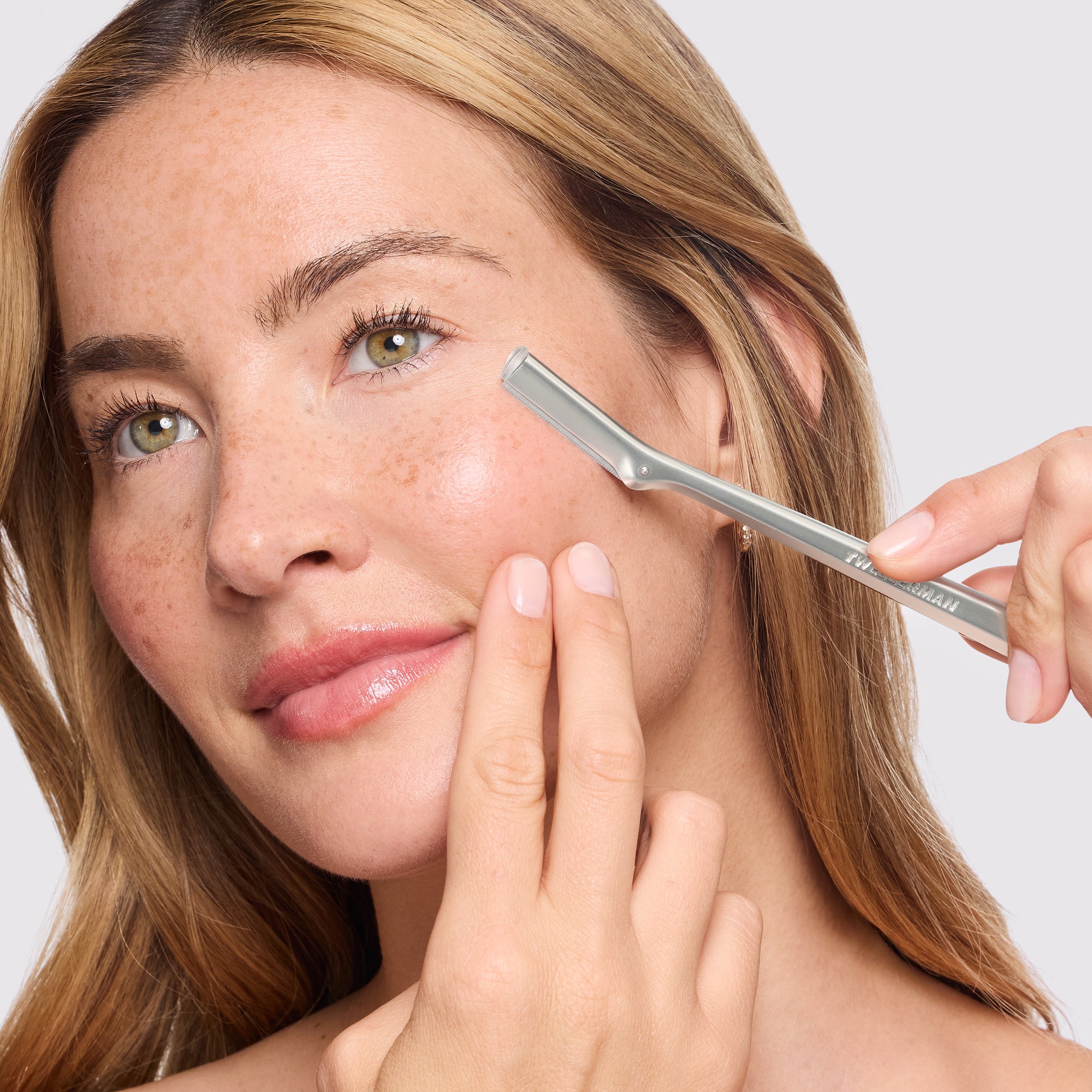 Model using Facial Razor