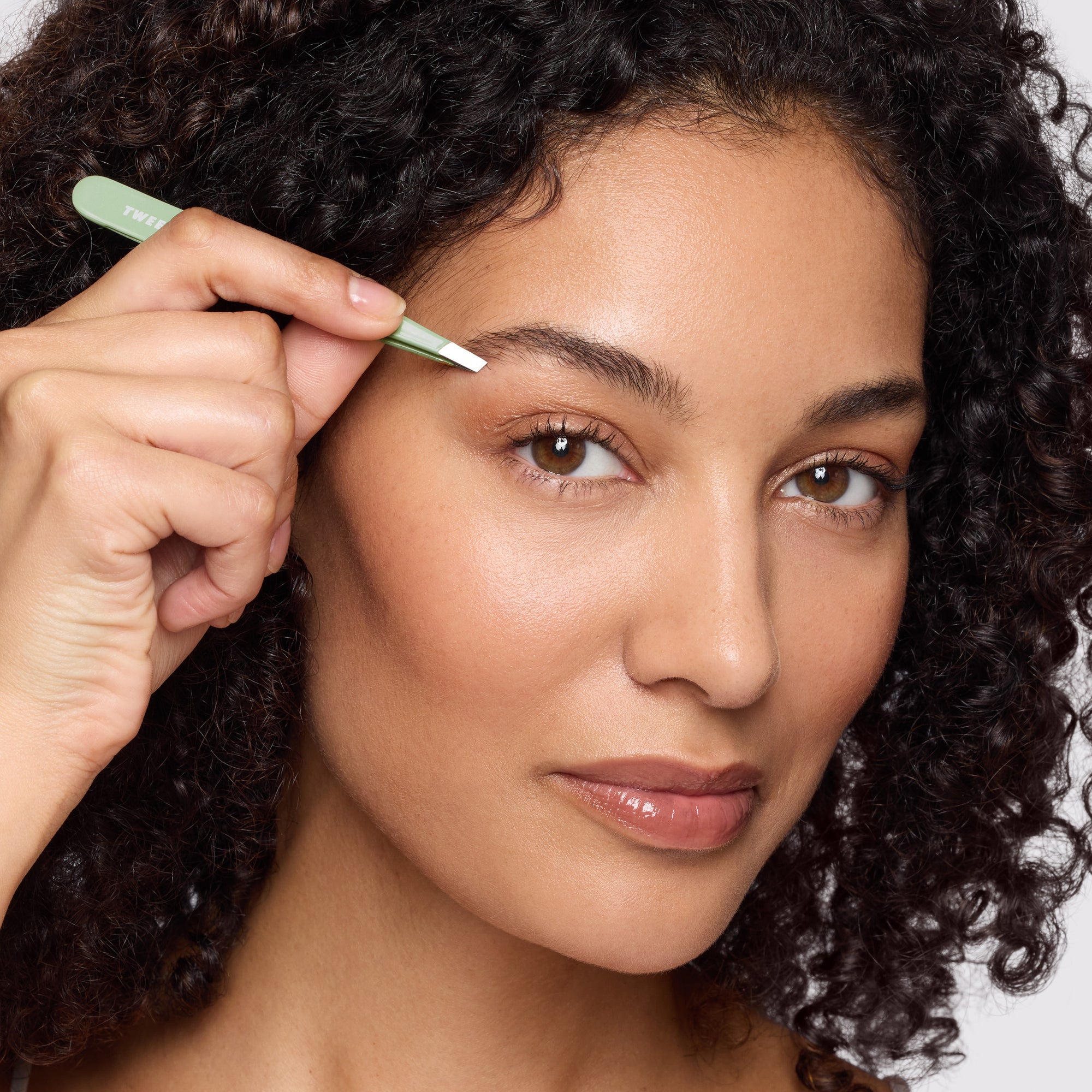 Model holding and using Pistachio Full Slant Tweezer